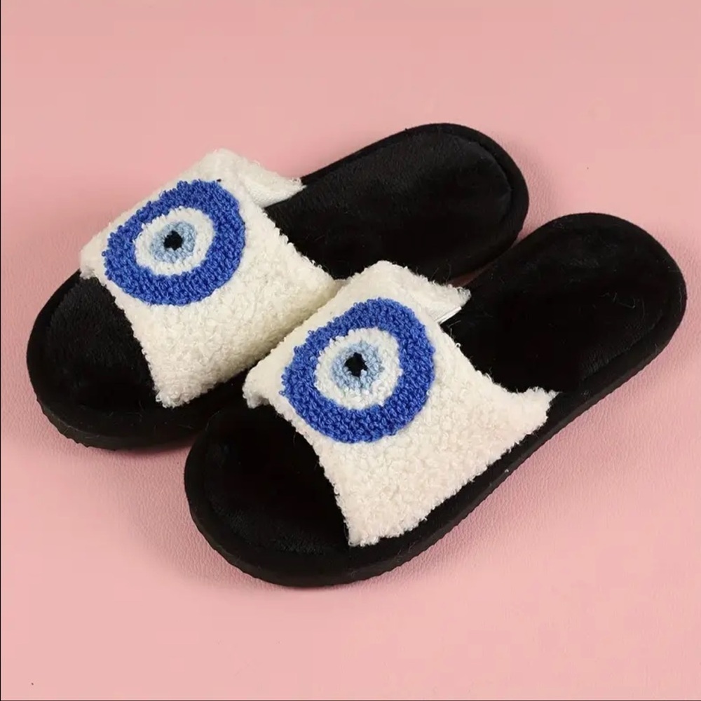 Cozy Evil Eye Slippers size 8.5-9